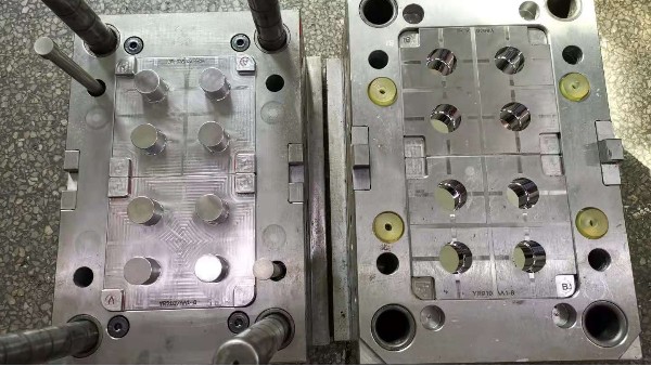 <i style='color:red'>注塑模具制造</i>廠是怎么在模具上刻字的？